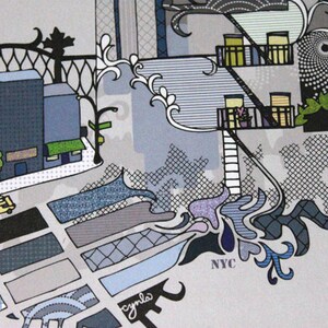 Puede incluir: Una ilustraci&oacute;n estilizada de una escena de ciudad con edificios, un puente y coches. La ilustraci&oacute;n est&aacute; en tonos de azul, gris y negro. El texto "NYC" es visible en la esquina inferior derecha.