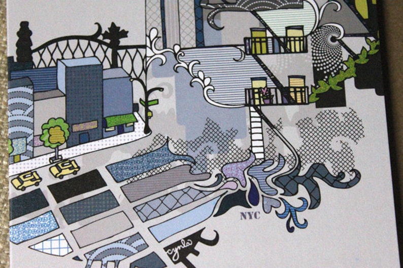 Puede incluir: Una ilustraci&oacute;n estilizada de una escena de ciudad con edificios, un puente y coches. La ilustraci&oacute;n est&aacute; en tonos de azul, gris y negro. El texto "NYC" es visible en la esquina inferior derecha.