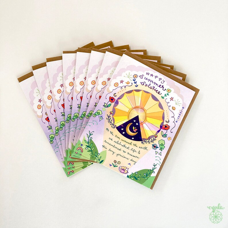 Puede incluir: Una pila de tarjetas con una ilustraci&oacute;n colorida de un sol y una luna con el texto "Happy Summer Solstice" y "As the sun warmed the earth, we celebrated life & remembered to treasure this long precious day".