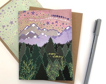 Tarjeta de felicitación de cumpleaños de montaña - aventura de tarjeta de cumpleaños, montañas, bosque, tarjeta de camping de cumpleaños de aventura árboles estrellas