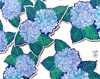 Puede incluir: Múltiples pegatinas troqueladas con ilustraciones de racimos de flores de hortensia azules con hojas verdes. Cada pegatina muestra un arreglo floral detallado con contornos blancos y el pequeño texto cynla en los pétalos.