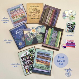 Puede incluir: Un conjunto de art&iacute;culos de papeler&iacute;a, que incluyen tarjetas de felicitaci&oacute;n y pegatinas, dispuestos sobre un fondo claro. El conjunto incluye tarjetas con dise&ntilde;os de libros, detalles florales y el texto "Once Upon a Time". El conjunto est&aacute; etiquetado como "Book Lover Set".