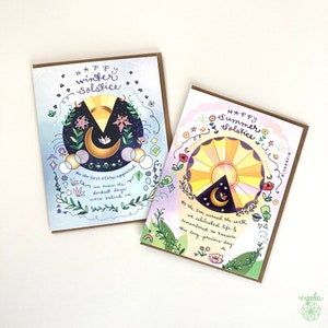Puede incluir: Dos tarjetas de felicitaci&oacute;n con ilustraciones del sol y la luna. La primera tarjeta es azul y presenta una luna creciente con el texto "Feliz Solsticio de Invierno". La segunda tarjeta es rosa y presenta un sol con el texto "Feliz Solsticio de Verano".