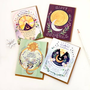 Puede incluir: Cuatro tarjetas de felicitaci&oacute;n con ilustraciones del verano, el invierno y dos versiones del solsticio de invierno. Las tarjetas est&aacute;n decoradas con flores, estrellas, lunas y soles. El texto en las tarjetas dice "Feliz solsticio de verano", "Feliz solsticio de invierno" y "Feliz solsticio de invierno".