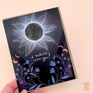 以下が含まれることがあります： 白い文字で「Welcome to our home」と書かれた素朴な木製の看板。 荒れた仕上がりとシンプルで魅力的なデザインで、玄関の装飾に最適です。