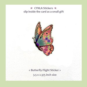 Op de afbeelding: Een kleurrijke vlindersticker met oranje, teal en paarse accenten. De sticker is 8,89 x 6,03 cm groot en bevat de tekst "CYNLA Stickers" en "Butterfly Flight Sticker".