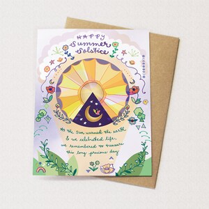 Puede incluir: Una tarjeta de felicitaci&oacute;n con una ilustraci&oacute;n colorida de un sol y una luna con el texto "HAPPY Summer Solstice" y "As the Sun warmed the earth & we celebrated life, we remembered to treasure this long precious day".