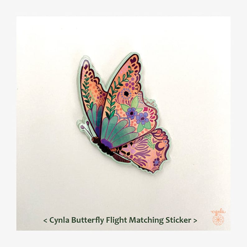 Op de afbeelding: Een kleurrijke vlindersticker met ingewikkelde bloempatronen in roze, paars, groen en blauw. De sticker heeft een heldere rand en de tekst "Cynla Butterfly Flight Matching Sticker" is zichtbaar.