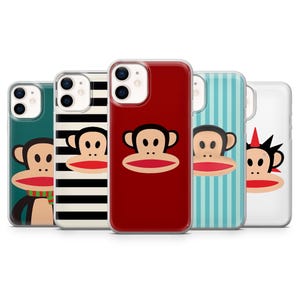 Op de afbeelding: Een verzameling kleurrijke telefoonhoesjes met het Paul Frank apenontwerp. De hoesjes tonen verschillende patronen, waaronder strepen, effen kleuren en het gezicht van de aap. De hoesjes zijn ontworpen voor een smartphone.