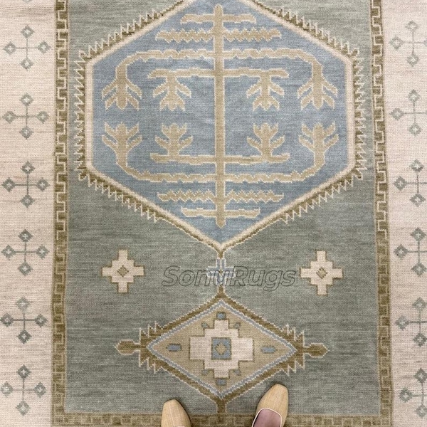 Alfombra de pasillo Oushak geométrica vintage de lana anudada a mano, alfombra de pasillo de estilo turco de 2,5 x 10, alfombra suave de color verde azulado neutro, alfombra de entrada, alfombra bohemia,