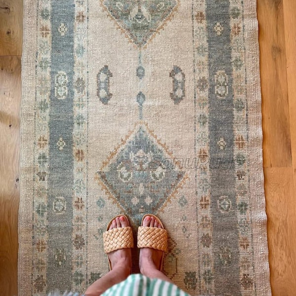 Vintage Oushak Läuferteppich 2,5 x 8 Fuß, handgeknüpfter türkischer Flurläufer, beigeblauer Wollläufer, Läufer im Landhausstil im Antik-Look