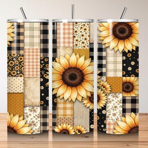 Op de afbeelding: Drie roestvrijstalen bekers met deksels en rietjes. De bekers hebben een patchwork-ontwerp met zonnebloemen, ruitjes en bloempatronen in geel, zwart en bruin. De zonnebloemen zijn het middelpunt van het ontwerp.