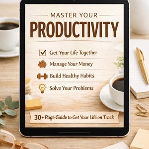 Könnte beinhalten: Ein Tablet zeigt "Master Your Productivity" mit Aufzählungspunkten: Get Your Life Together, Manage Your Money, Build Healthy Habits und Solve Your Problems. Der Bildschirm zeigt auch "30+ Page Guide to Get Your Life on Track". Das Tablet liegt auf einer Holzoberfläche.
