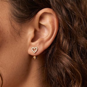 18-karätig vergoldete, offene Herz-Ohrstecker mit Zirkonia, flacher Verschluss, Herz-Piercingschmuck mit Pavé-Fassung, gewindelose Knorpelohrringe, minimalistisches Ohr-Set-Geschenk