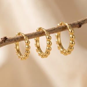 18Kゴールドフィルド ミニマリスト ビーズ フープピアス、幾何学模様のラウンドボール ハギーピアス、繊細なチャンキーイヤーフープ、モダンファッションジュエリーギフト