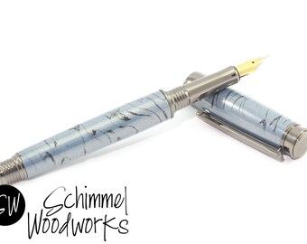 Penna stilografica blu e nera metallizzata