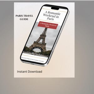 Può includere: Uno smartphone mostra una guida turistica intitolata "A Romantic Weekend in Paris". La Torre Eiffel è visibile sullo schermo. La guida include mappe interattive e luoghi segreti. Sono visualizzate anche le parole "Paris Travel Guide" e "Instant Download".
