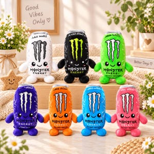 Pode incluir: Uma coleção de sete peluches em forma de latas de bebida Monster Energy em branco, preto, verde, roxo, laranja, azul e rosa. Cada peluche apresenta um rosto sorridente, braços e pernas pequenos, e o logótipo e texto Monster Energy.