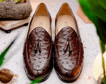 Mocassins pour hommes faits main en cuir marron chocolat imprimé autruche