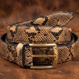 Cinturón de piel beige con relieve de pitón, unisex, estilo piel de serpiente, piel de vacuno de primera capa, estilo europeo americano.