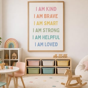 Op de afbeelding: Een rechthoekige wandposter in een lichthouten lijst met de tekst I AM KIND, I AM BRAVE, I AM SMART, I AM STRONG, I AM HELPFUL en I AM LOVED in zes verschillende pastelkleuren, waaronder roze, oranje, geel, groen, blauwgroen en blauw.