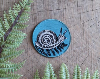 Parche termoadhesivo de caracol con helecho, redondo, 2,5", color verde azulado. Sin cartón ni embalaje.