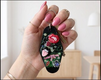 Llavero NFC de romance oscuro: conecta con la energía de la lectora: llavero retro de hotel hecho a mano, único en su clase. Citas diarias de BookTok.