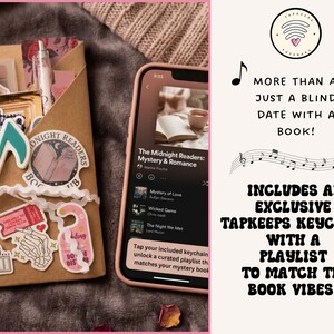 Op de afbeelding: Een bruin papieren pakket versierd met diverse stickers, waaronder een blauwgroene muzieknoot, een skeletthand en een Midnight Readers boekenclub-embleem. Daarnaast toont een smartphone een afspeellijst getiteld The Midnight Readers: Mystery & Romance.
