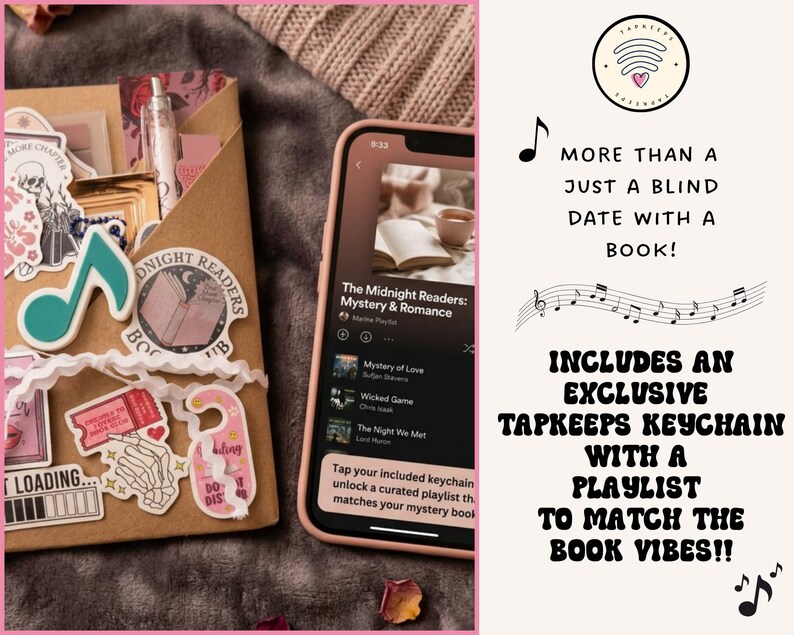 Op de afbeelding: Een bruin papieren pakket versierd met diverse stickers, waaronder een blauwgroene muzieknoot, een skeletthand en een Midnight Readers boekenclub-embleem. Daarnaast toont een smartphone een afspeellijst getiteld The Midnight Readers: Mystery & Romance.