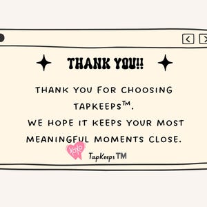 Op de afbeelding: Een rechthoekige grafische kaart met een cr&egrave;mekleurige achtergrond die lijkt op een computervenster. Het bevat zwarte tekst met de tekst THANK YOU!! THANK YOU FOR CHOOSING TAPKEEPS. WE HOPE IT KEEPS YOUR MOST MEANINGFUL MOMENTS CLOSE. Inclusief een roze hartpictogram met XOXO.