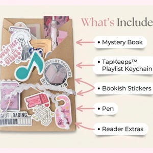 Op de afbeelding: Een bruine papieren envelop met een mysterieboek, een TapKeeps playlist-sleutelhanger, boekenstickers, een pen en extra leesaccessoires. De items zijn versierd met diverse grafische ontwerpen en tekstlabels.