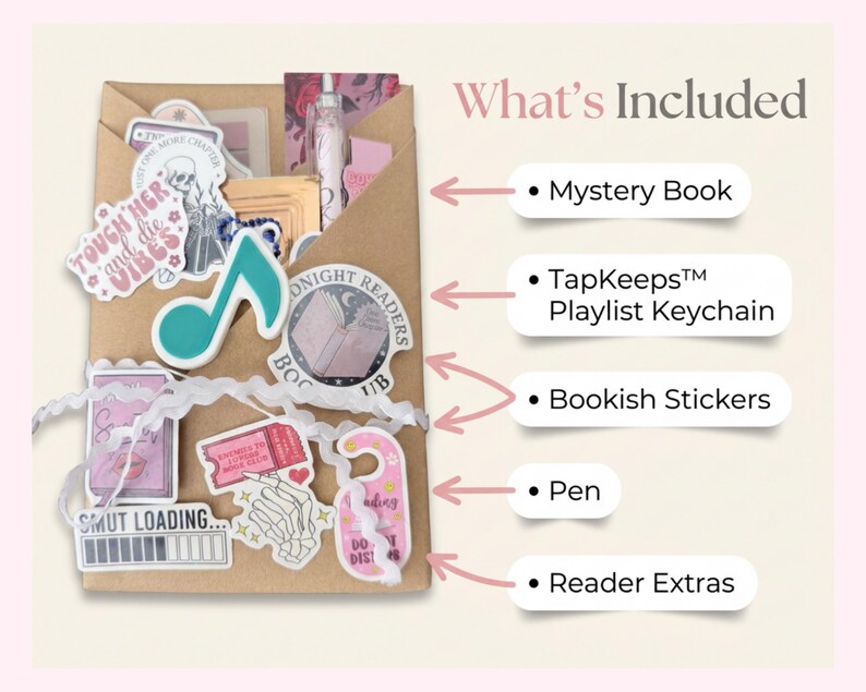 Op de afbeelding: Een bruine papieren envelop met een mysterieboek, een TapKeeps playlist-sleutelhanger, boekenstickers, een pen en extra leesaccessoires. De items zijn versierd met diverse grafische ontwerpen en tekstlabels.
