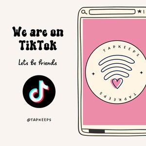Op de afbeelding: Een grafische weergave met de tekst We are on TikTok en Lets be friends, het TikTok-logo en de handle @TAPKEEPS. Een gestileerde smartphone-illustratie toont een cirkelvormig logo met een wifi-symbool en een hartvormig icoon.