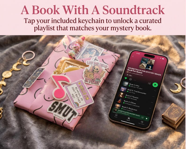 Op de afbeelding: Een roze ingepakt boek versierd met stickers, waaronder een roze muzieknoot, een lezend skelet en de tekst SMUT UNIVERSITY en HELLO I'M READING, SO DON'T BOTHER ME. Een smartphone toont een afspeellijst genaamd SOUNDTRACK FOR MYSTERY READS.