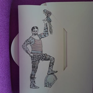 Carte d'anniversaire de cirque, homme fort de cirque, carte de monstre de cirque, illustration d'homme fort, homme fort tatoué, spectacle de monstres, carte étrange image 7