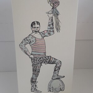 Carte d'anniversaire de cirque, homme fort de cirque, carte de monstre de cirque, illustration d'homme fort, homme fort tatoué, spectacle de monstres, carte étrange image 4