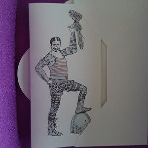 Carte d'anniversaire de cirque, homme fort de cirque, carte de monstre de cirque, illustration d'homme fort, homme fort tatoué, spectacle de monstres, carte étrange image 2