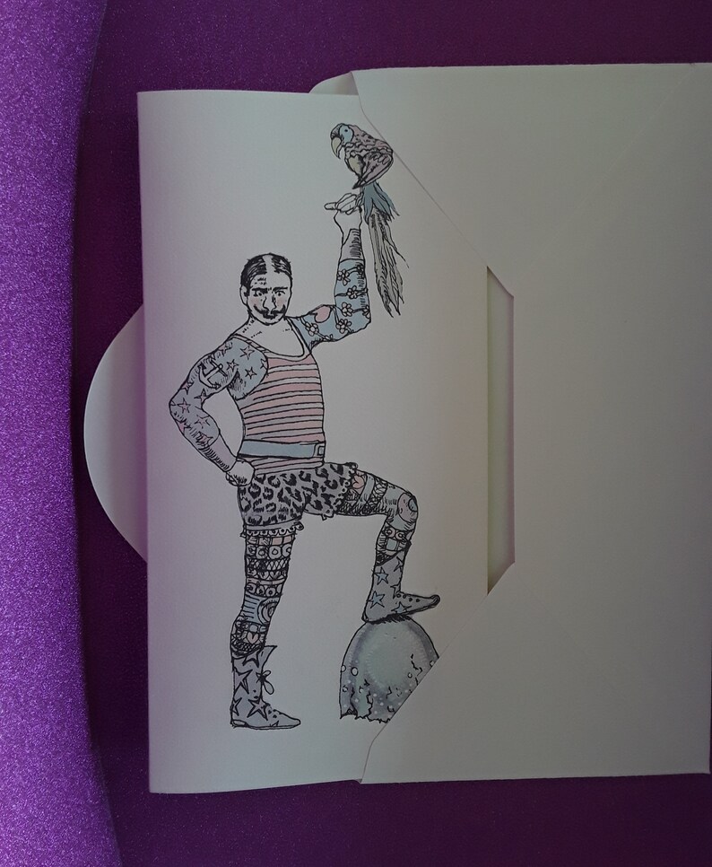 Carte d'anniversaire de cirque, homme fort de cirque, carte de monstre de cirque, illustration d'homme fort, homme fort tatoué, spectacle de monstres, carte étrange image 2