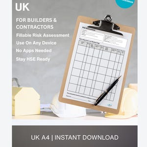 Pode incluir: Uma prancheta com um formulário de avaliação de risco preenchível, uma caneta preta e o texto "RISK ASSESSMENT UK FOR BUILDERS & CONTRACTORS". O design é rotulado como "DESIGNED BY A UK TRADESMAN". Inclui um capacete e uma pequena caixa amarela.