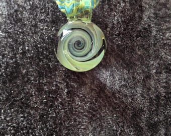 Collar de cáñamo con vórtice de vidrio hecho a mano