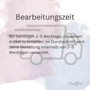 Op de afbeelding: Afbeelding met Duitse tekst, "Bearbeitungszeit", en een vrachtwagengrafiek. De tekst legt uit dat het 2-5 werkdagen duurt om het artikel te maken en dat bestellingen binnen 2-5 werkdagen worden verzonden. De winkelnaam "Cherish Print Shop" staat onderaan.