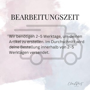 Puede incluir: Imagen con texto: "BEARBEITUNGSZEIT" y una ilustraci&oacute;n de cami&oacute;n. El texto debajo dice: "Necesitamos de 2 a 5 d&iacute;as h&aacute;biles para crear tu art&iacute;culo. En promedio, tu pedido se enviar&aacute; dentro de 2 a 5 d&iacute;as h&aacute;biles." El nombre de la tienda "Cherish Print SHOP" est&aacute; en la parte inferior.