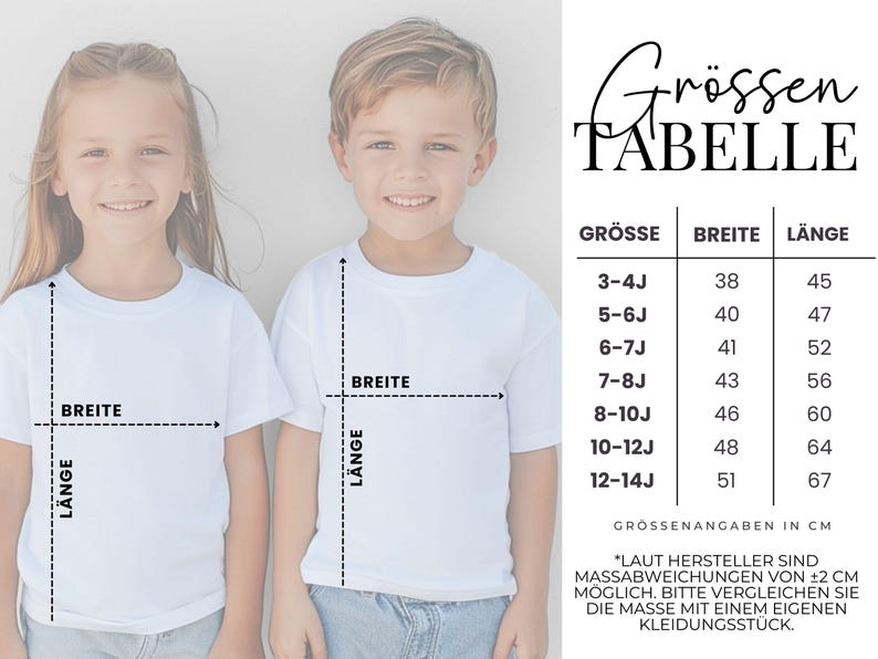 Op de afbeelding: Twee kinderen in witte t-shirts, met afmetingen voor breedte en lengte. Een Duitse maattabel toont maten, breedtes (38-51 cm) en lengtes (45-67 cm). De tabel bevat de tekst "Gr&ouml;ssen Tabelle".