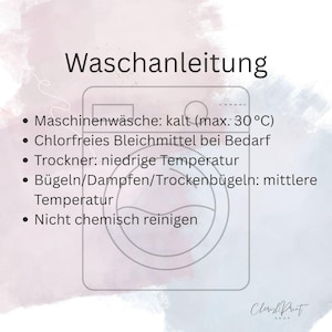 Op de afbeelding: Een lichtroze en witte afbeelding met de Duitse tekst "Waschanleitung" en wasvoorschriften. De instructies omvatten machinewas koud, gebruik chloorvrije bleek indien nodig, droogtrommel lage temperatuur, strijken op middentemperatuur en niet chemisch reinigen.