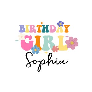 Pode incluir: Um design gr&aacute;fico colorido com as palavras "BIRTHDAY GIRL Sophia" em uma fonte retr&ocirc;. O design inclui flores e estrelas em cores pastel, perfeito para uma festa de anivers&aacute;rio.