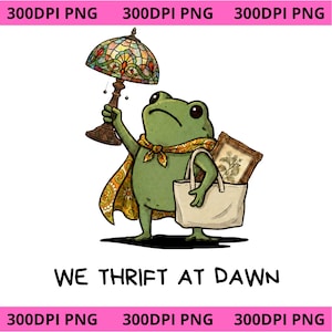 Pode incluir: Uma ilustração de um sapo verde vestindo uma capa com padrão laranja e amarelo, segurando um candeeiro de vitral numa mão e um saco de pano bege contendo uma impressão botânica emoldurada na outra, com o texto WE THRIFT AT DAWN abaixo.