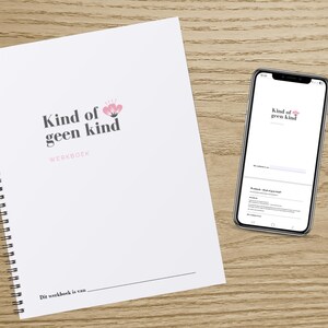 Puede incluir: Un cuaderno blanco con espiral y un teléfono inteligente sobre una superficie de madera. La portada del cuaderno presenta el texto "Kind of geen kind" con un diseño floral rosa. El teléfono inteligente muestra el mismo texto y diseño.
