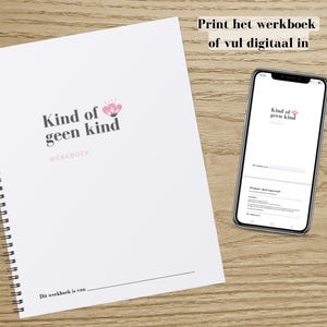 May include: A white spiral-bound workbook with the text "Kind of geen kind" and a pink floral design. A smartphone displays the same text and design. The text "Print het werkboek of vul digitaal in" is also visible.