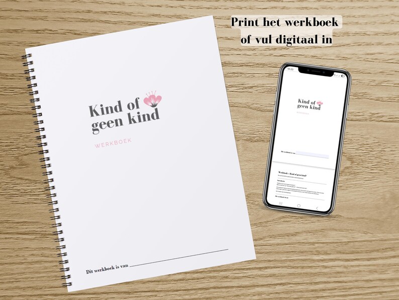 May include: A white spiral-bound workbook with the text "Kind of geen kind" and a pink floral design. A smartphone displays the same text and design. The text "Print het werkboek of vul digitaal in" is also visible.
