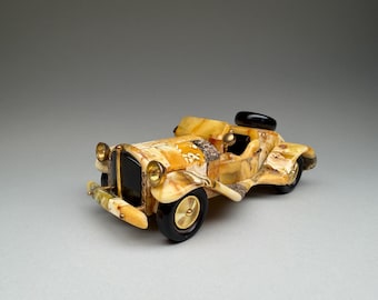 Handgemaakte barnstenen autofiguur, Baltische barnstenen autosculptuur, miniatuur van een klassieke auto, luxe bureaudecoratie, cadeau voor autoliefhebbers, verzamelobject.